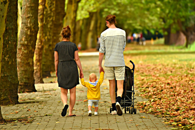 foto van gezin aan het wandelen